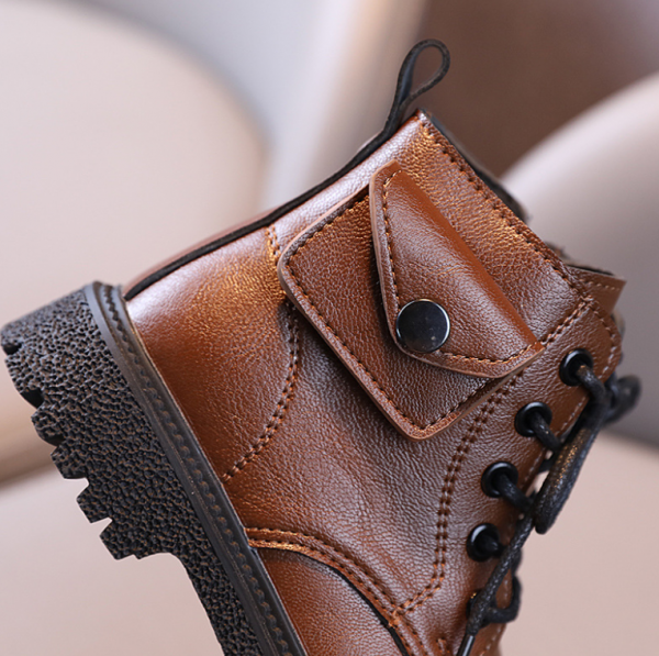 Sepatu dengan aksen kantong samping yang berguna untuk menyimpan permen